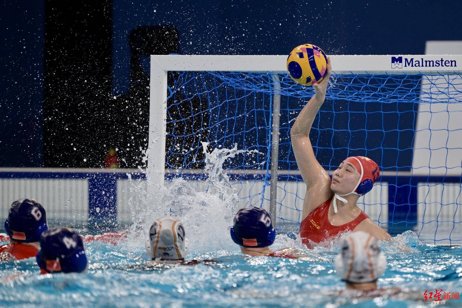 费德勒回归赛场，关键助攻首场状态亮眼，中国队观众沸腾！