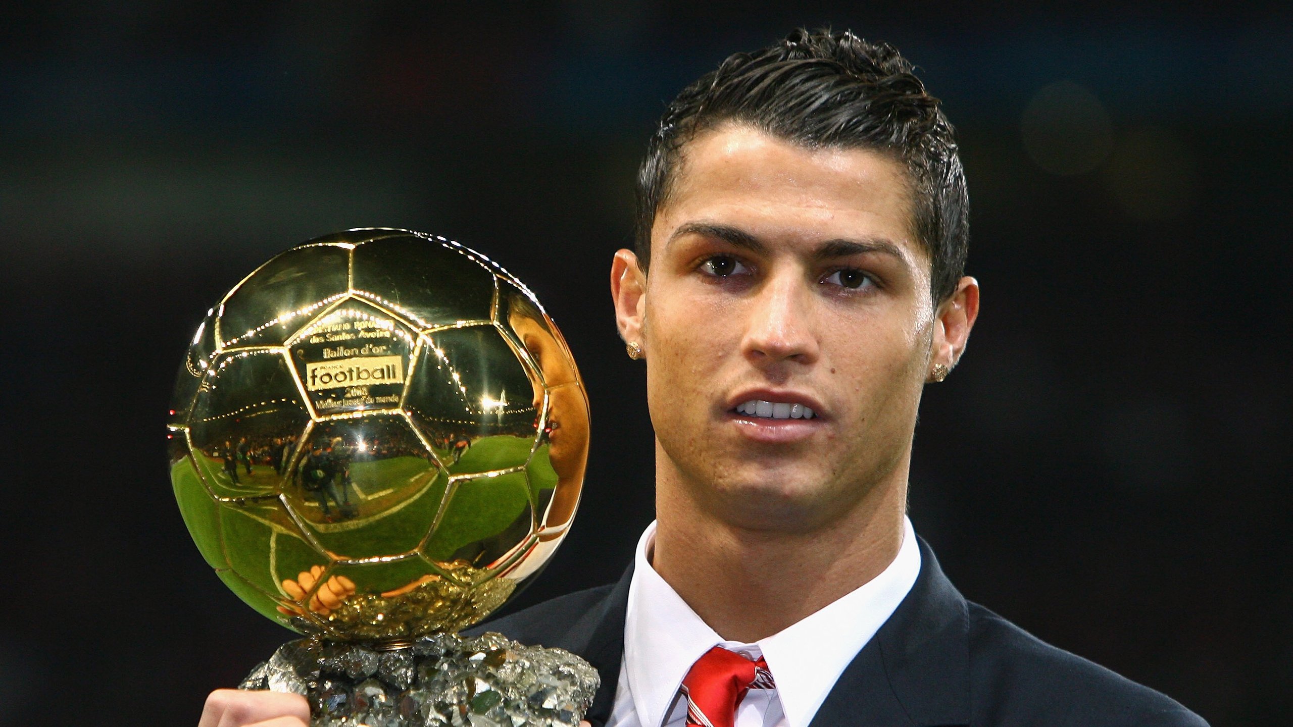 利物浦观众热烈欢呼！，塔图姆迎来十赛季出色发挥气势如虹延续